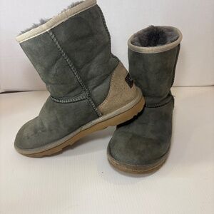UGG Kids Size 3 Classic Short II Green/Tan 1017703K